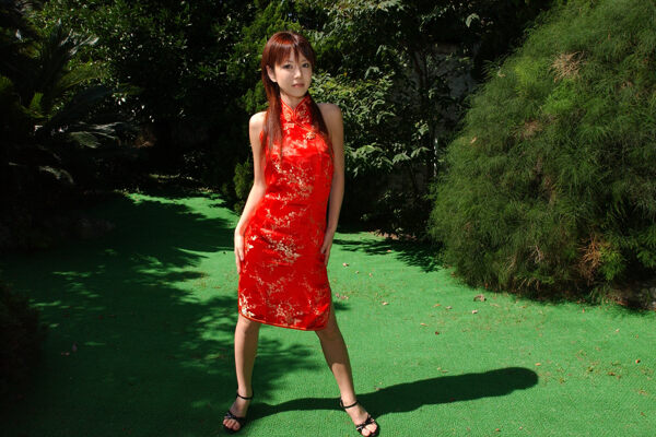 草地红色旗袍美女图片