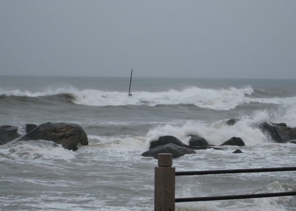 台风米诺登陆青岛大浪图片