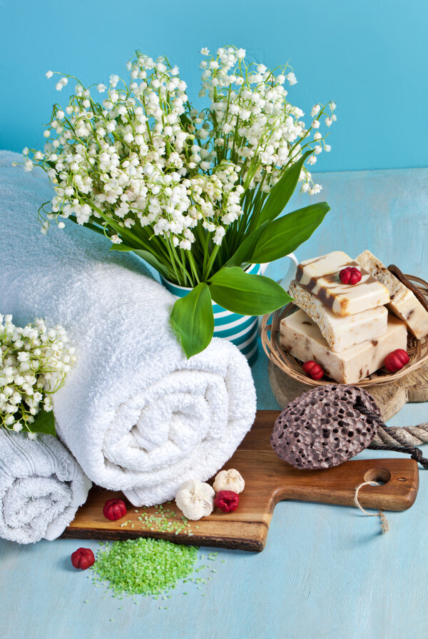 铃兰花与毛巾图片