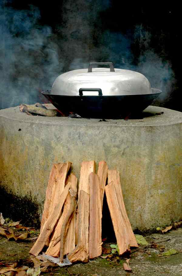 柴锅煮饭图片