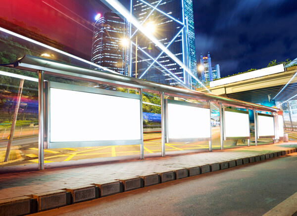 香港夜景与公交站台灯箱广告图片