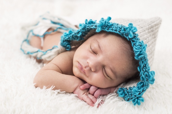 带毛线帽趴着睡觉的婴儿图片
