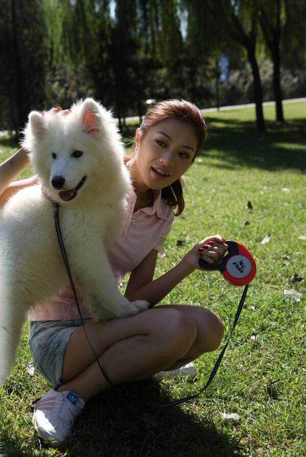 狗狗与美女图片