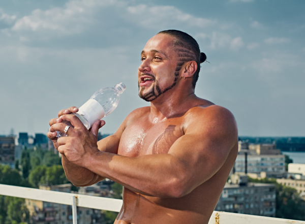 喝水的肌肉男人图片