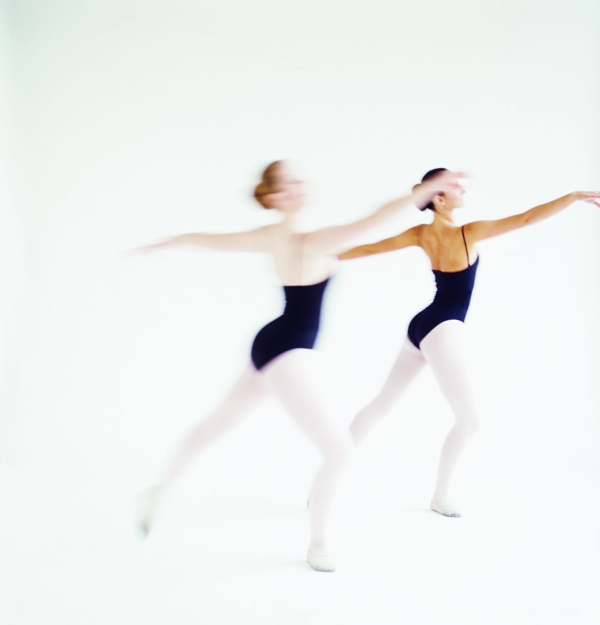 两个跳芭蕾的女人图片