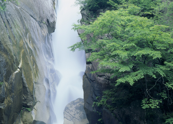 高山悬崖瀑布景色图片