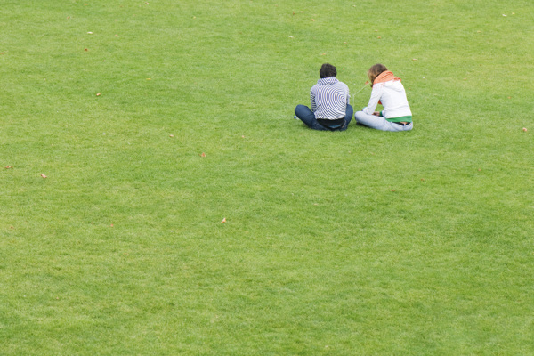 坐在草地上的情侣