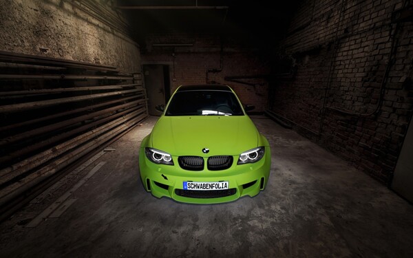 车库中的绿色汽车