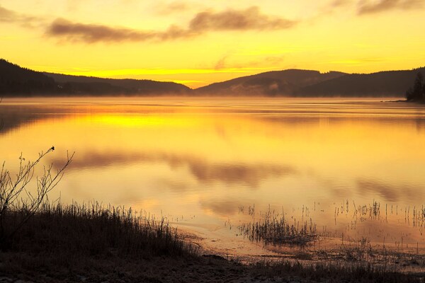 黄昏下的湖泊风景图片
