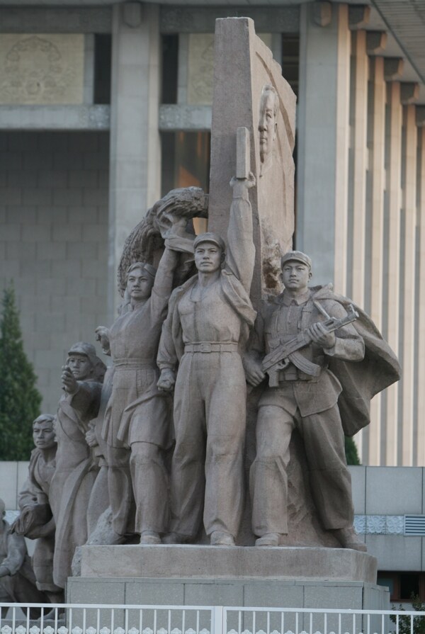 毛纪念馆前雕塑图片