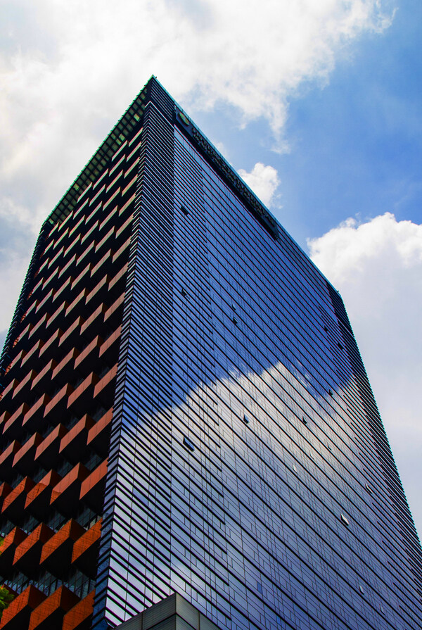 高楼大厦蓝天白云商务金融图片