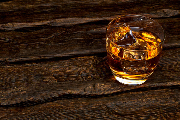 木板上的威士忌洋酒
