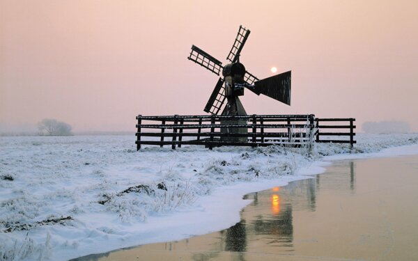 唯美冬季风车风景图片