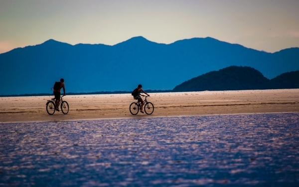 自行车运动骑行湖泊绿道