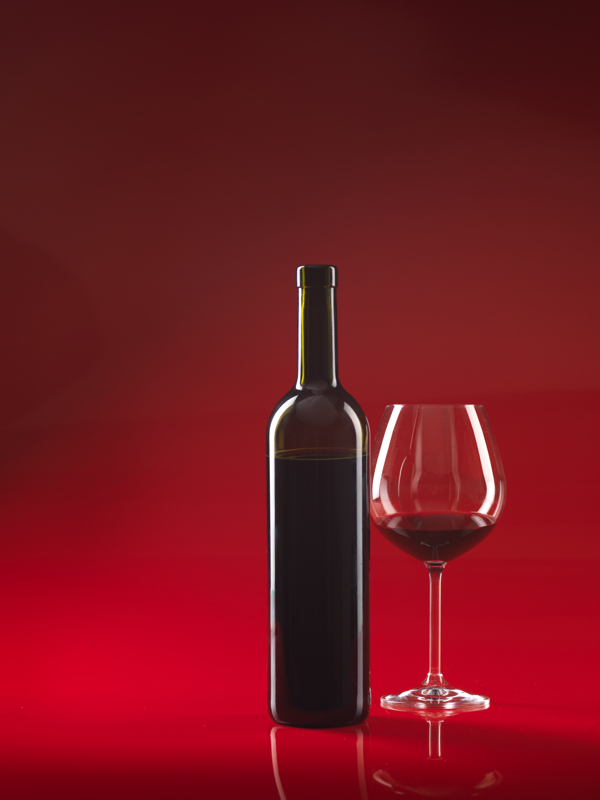 葡萄酒瓶与酒杯图片