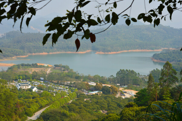 俯视山下风景图片