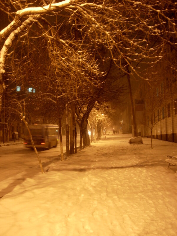 乌市的夜雪图片
