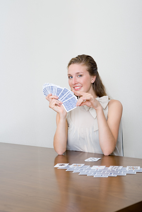 玩扑克牌的女人图片