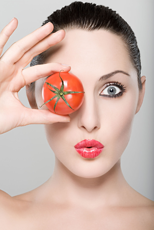 美女用番茄挡住眼睛图片