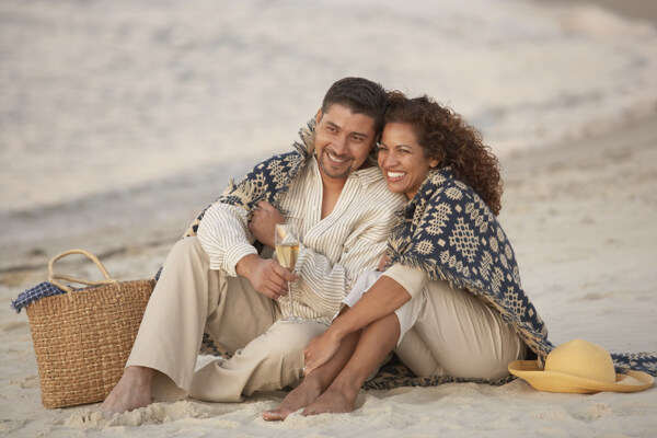 沙滩上的幸福情侣图片