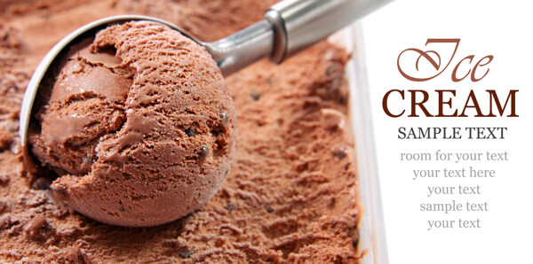 勺子里的巧克利冰激凌图片