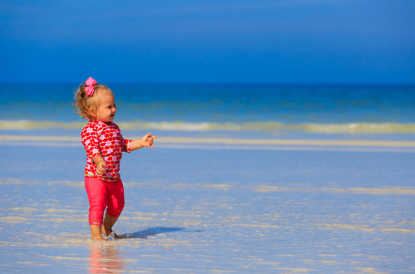 站在沙滩上的小女孩图片