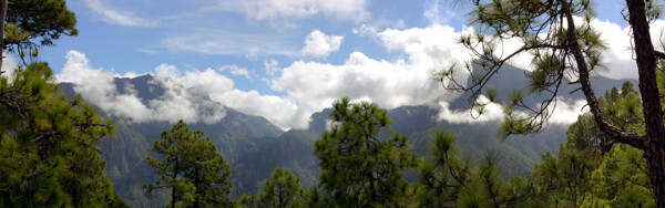 山峦云朵风景图片