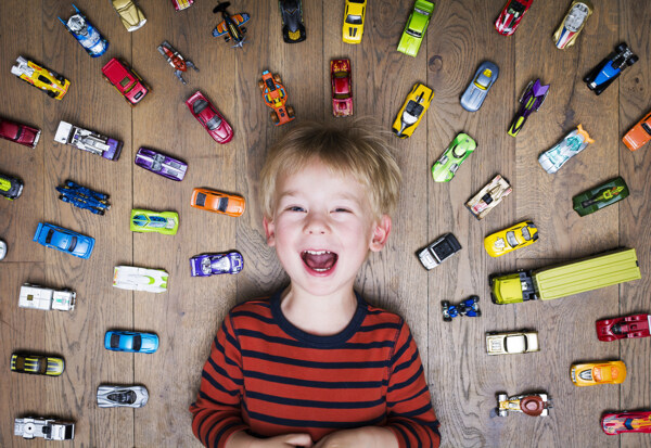 一堆汽车与小男孩图片