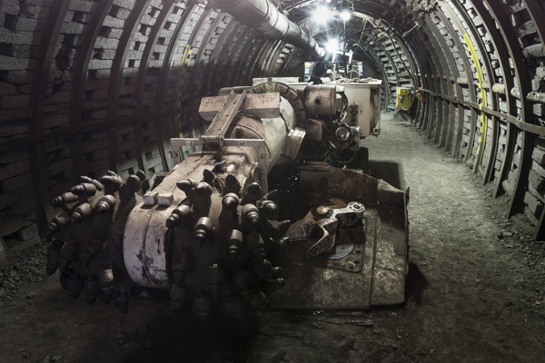 隧道里的机器图片
