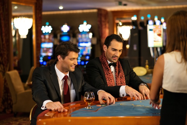赌场里下注的男人们图片