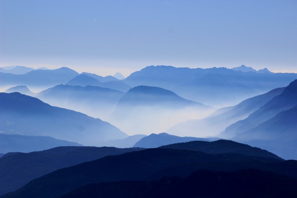 中国风蓝色山峰图片