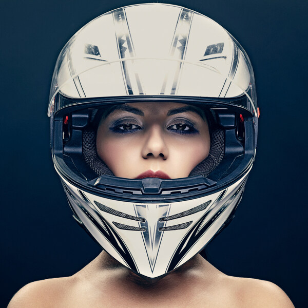 戴摩托车头盔的美女图片