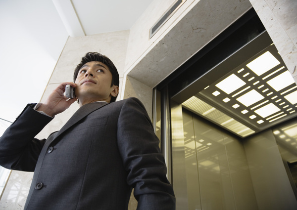 站在电梯口接电话的男人图片