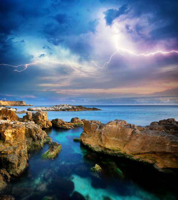 闪电和海面风景图片