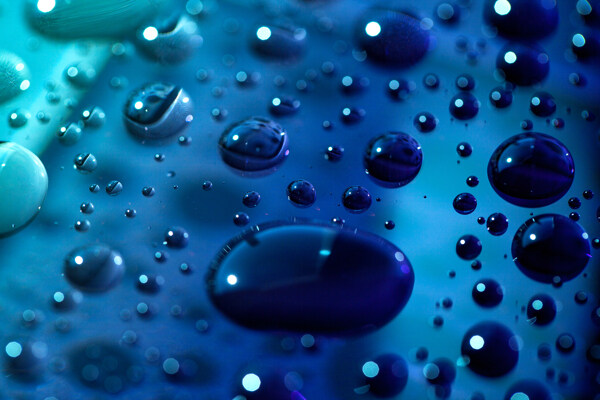 蓝色玻璃上的水滴图片