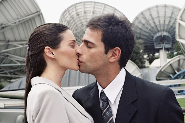 接吻的商务男女图片
