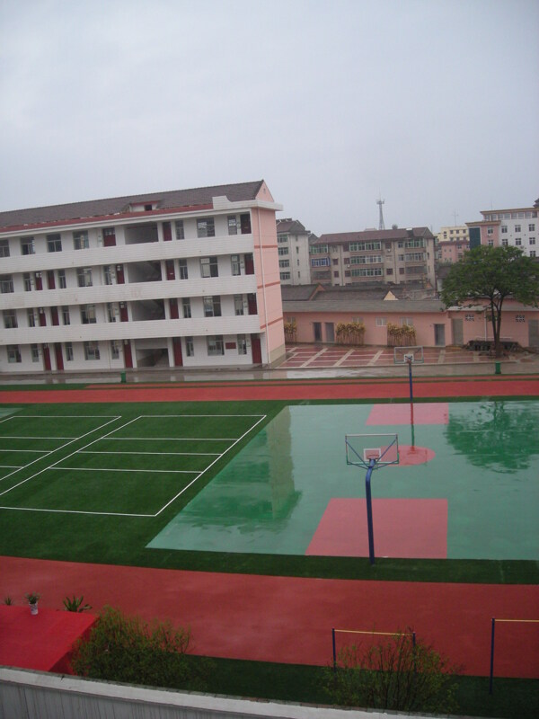 雨天的运动场图片