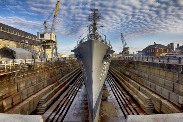 造船厂建造中的军舰图片