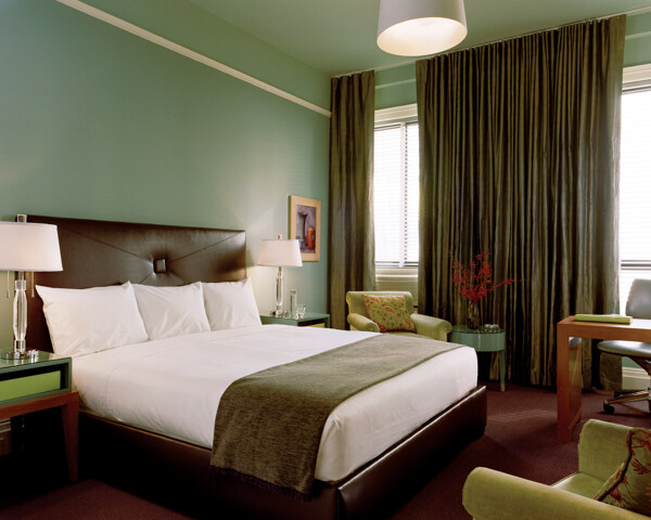 酒店宾馆客房卧室冷调绿色台灯吊灯床双人床沙发桌子窗帘窗