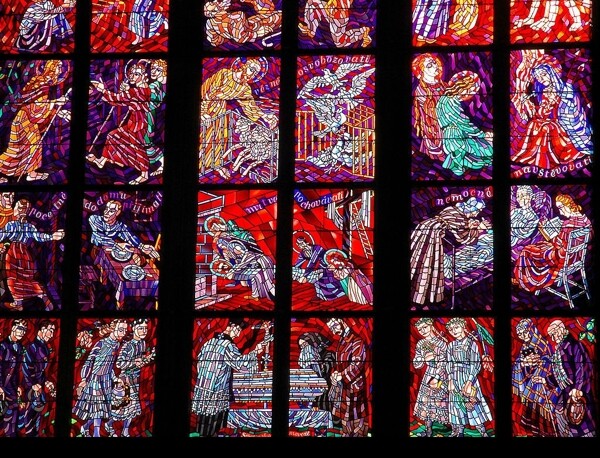 布拉格古老的教堂的彩色玻璃镶嵌画图片