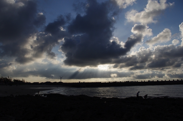 北海海滩日出前图片