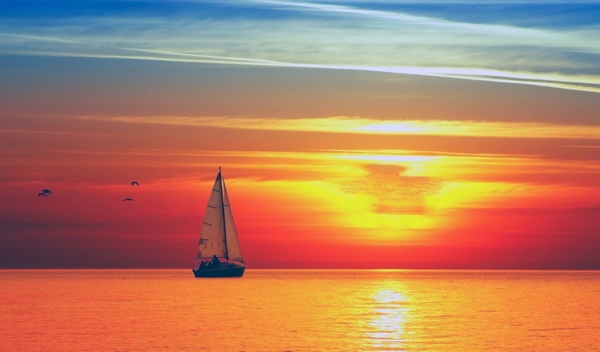 夕阳西下海面上的帆船图片