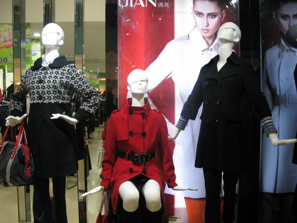 2010春季时尚女装橱窗展示图片