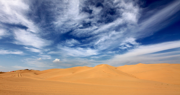 蓝天下的沙漠风景