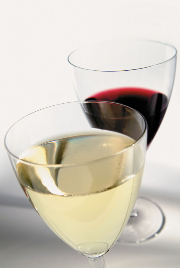 两杯注入葡萄酒的酒杯图片