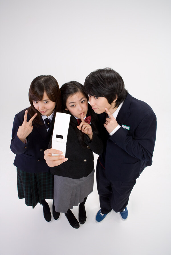 三个拿着手机可爱学生图片