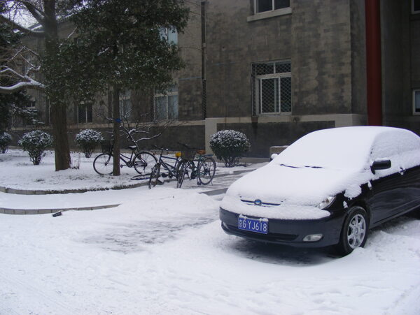 汽车雪景