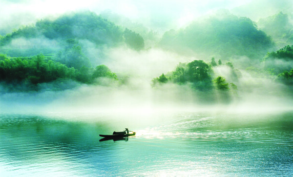 中国风江边晨雾图片