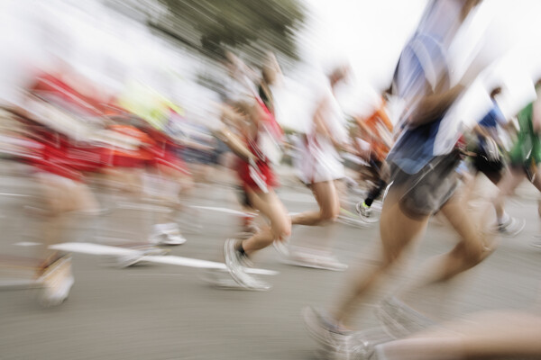 快节奏跑步的运动员图片