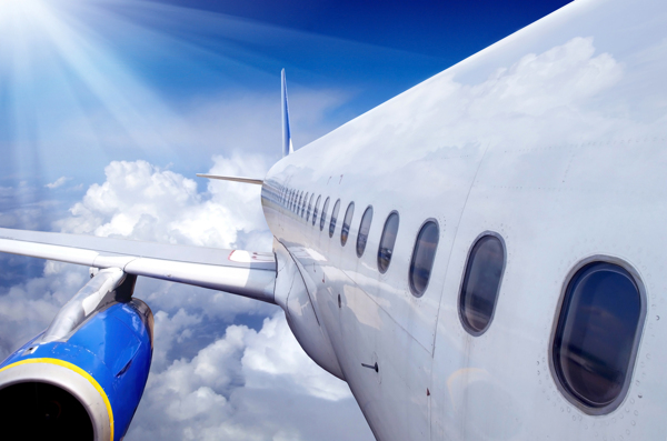 蓝天白云与飞机图片